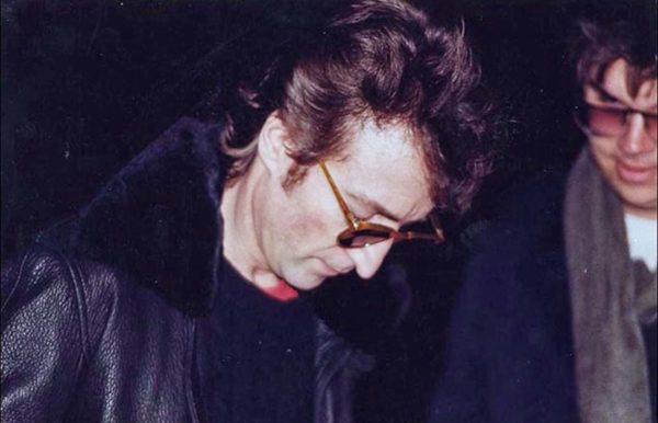 John Lennon daje autogram Chapmanu
